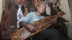 Mengenali Sape, Alat Musik Tradisionil Suku Dayak dan Cara Memainkannya